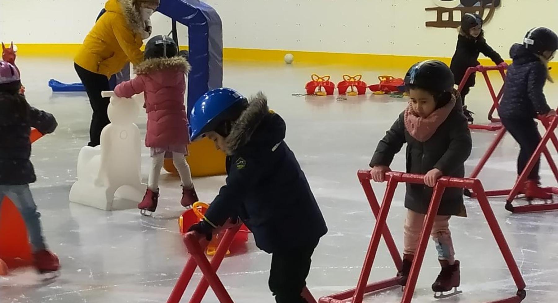 Al spelend leren schaatsen
