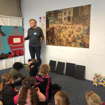 Het tweede leerjaar bezoekt het speelgoedmuseum in Mechelen