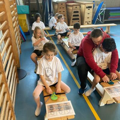 Eersteklassers leren veters knopen