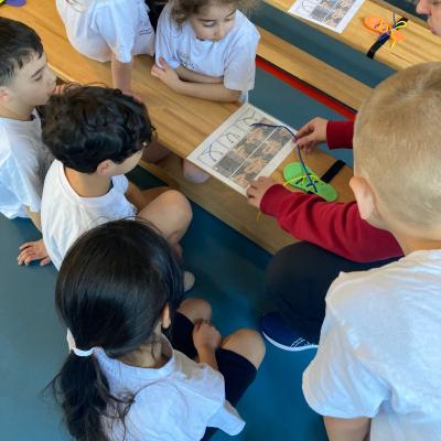 Eersteklassers leren veters knopen