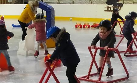 Al spelend leren schaatsen